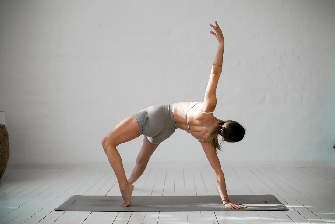 Der lichtdurchflutete Kursraum des align Studios mit Spiegelwand und Ballettstangen